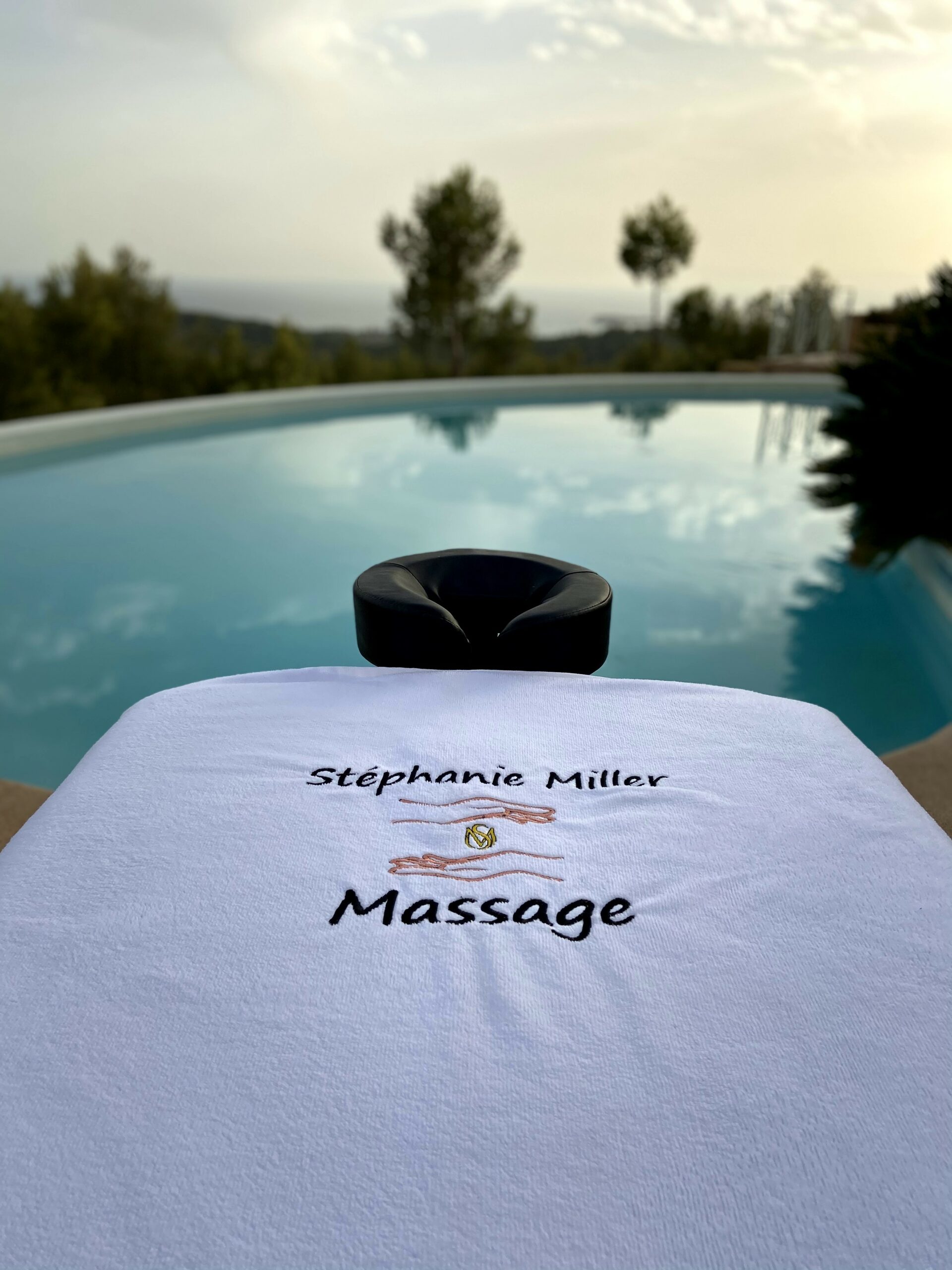 Stéphanie Miller réalisant un massage bien-être et musculaire personnalisé à domicile dans le Var